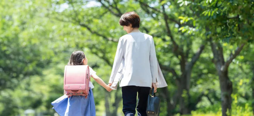 帰路に着く親子