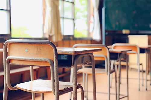 椅子引きで子どもがケガをしたら？ 親が取るべき対応や法的責任